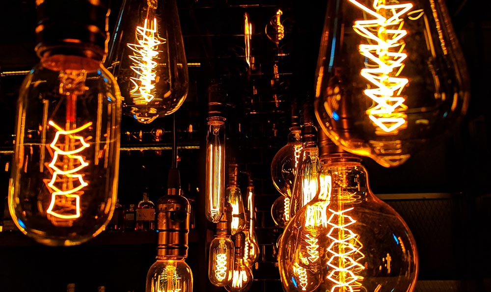 天黑自动照明灯闪烁：灯具行业的创新之光
